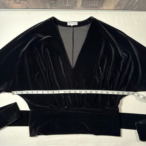 Good American Women’s Velvet Wrap Top Shirt Black Long Sleeve Size 2 - Picture 4 of 8